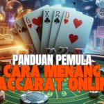 Sebuah meja permainan baccarat online live yang elegan dengan kartu yang terbuka untuk posisi Player dan Banker, dipandu oleh seorang dealer.