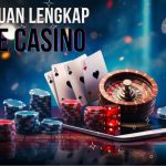 Seorang dealer profesional memimpin permainan di sebuah meja live casino online yang disiarkan secara streaming.